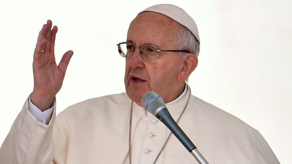 Pope Francis in St Peter's Square, 6 Apr 16