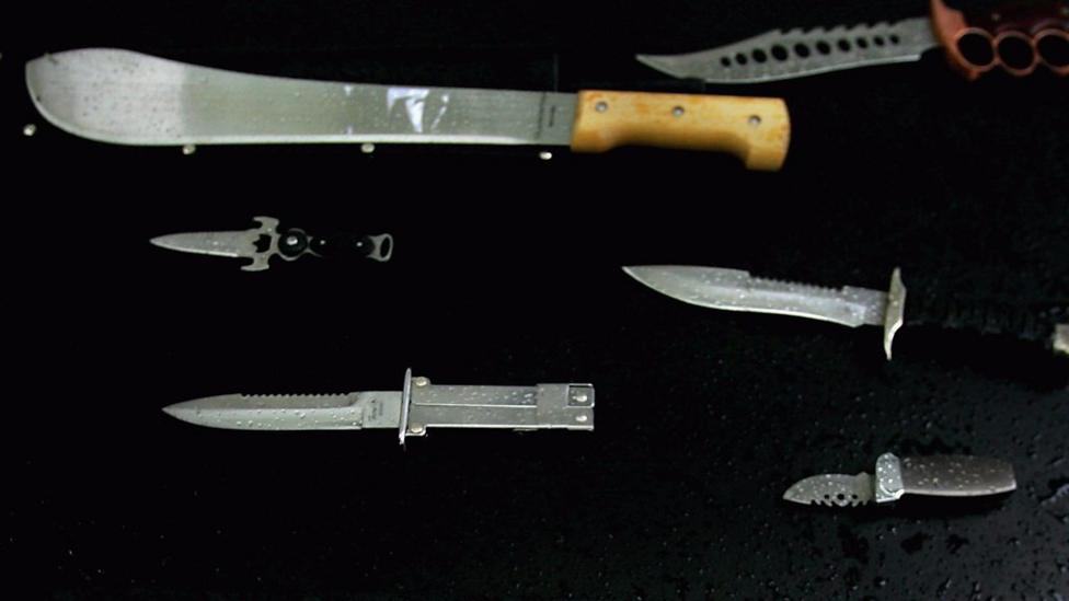 Knife crime: Why are more youths carrying knives? - BBC News