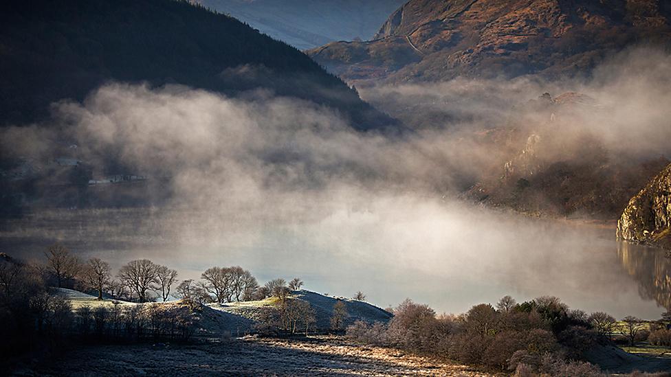 Niwl y bore yn Llyn Gwynant