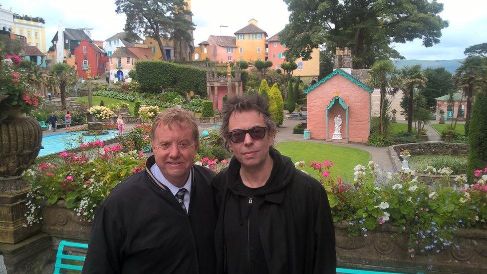 Meurig gydag Ian McCulloch o Echo & The Bunnymen