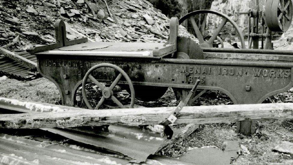 "O'r cyfnod 1990 - 1999 dwi wedi dewis gwrthrych a gasglwyd ym 1996, sef bwrdd llifo a gynhyrchwyd gan John Owen yn ffowndri 'Menai Iron Works', Bangor, ym 1875"