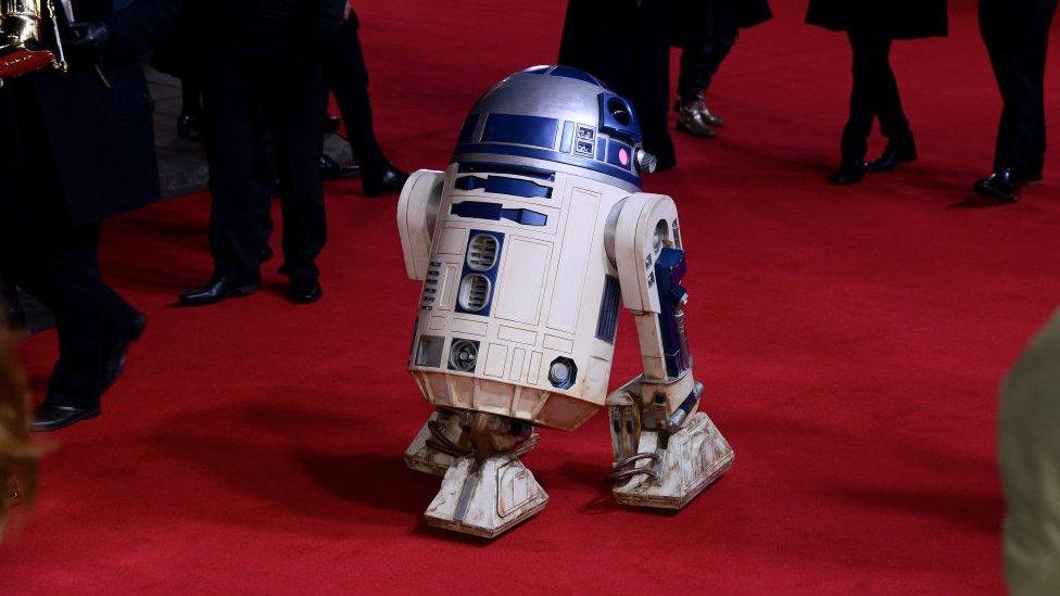 R2-D2-on-the-Star-Wars-red-carpet.