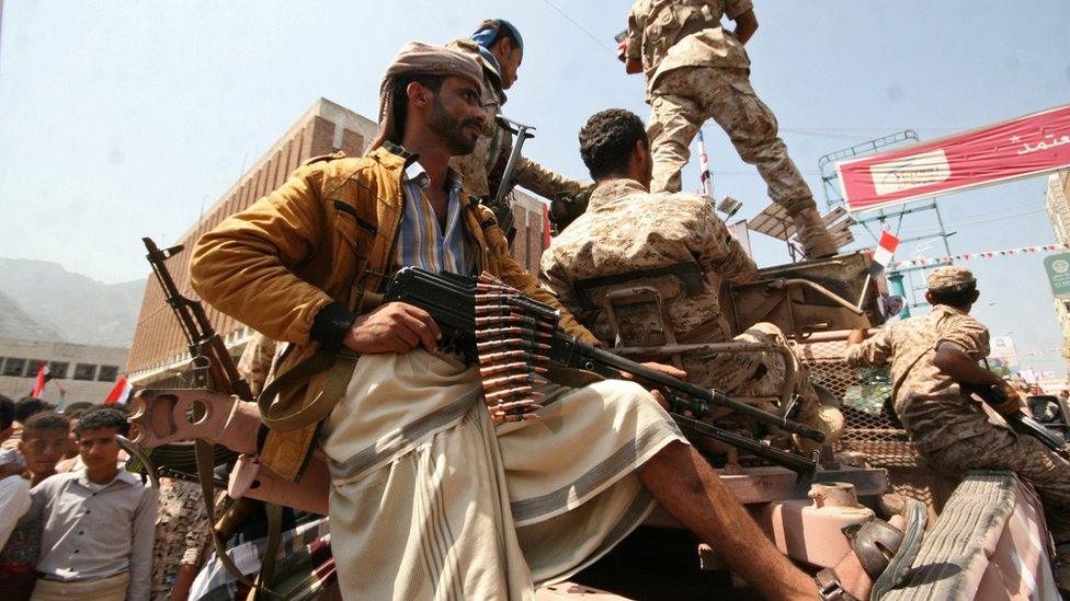 Pro-government forces take part in a military parade in the city of Taiz, Yemen (26 September 2017)