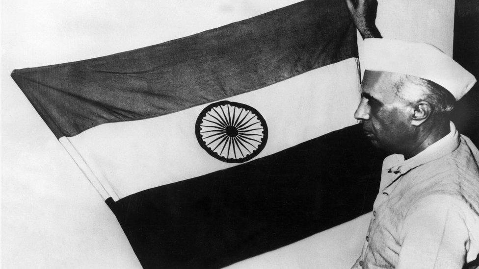 The vice President of India, Pandit Jawaharlal NEHRU, presenting the national flag of India during a meeting of the constituent assembly on July 30, 1947