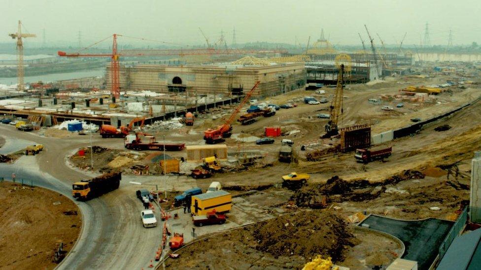 Construction of Lakeside shopping centre