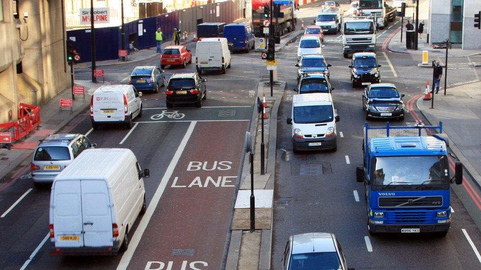 Traffic on Upper Thames street