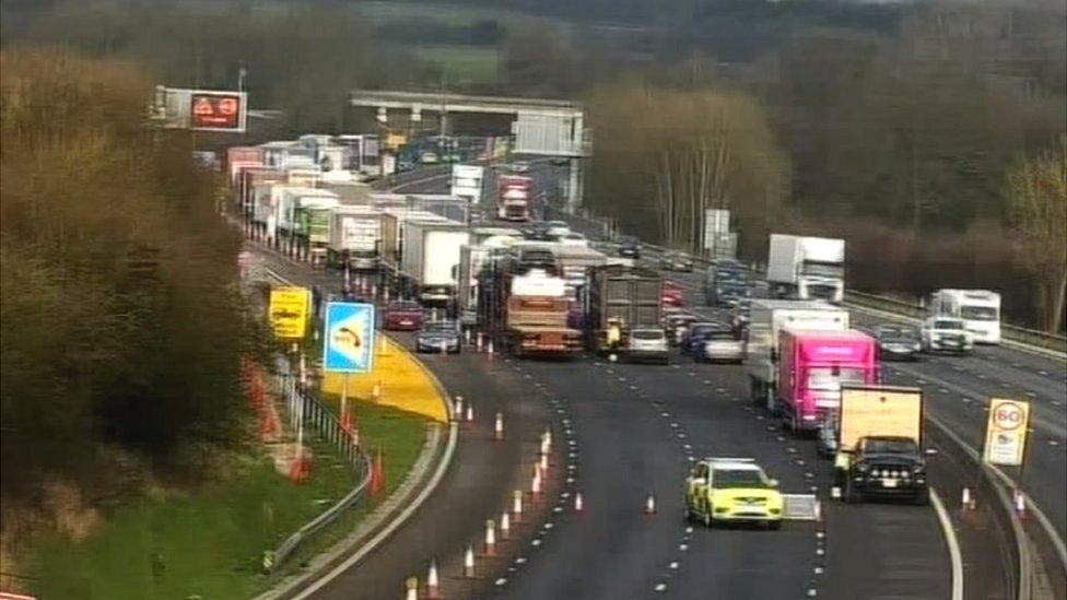 Queuing traffic on M6