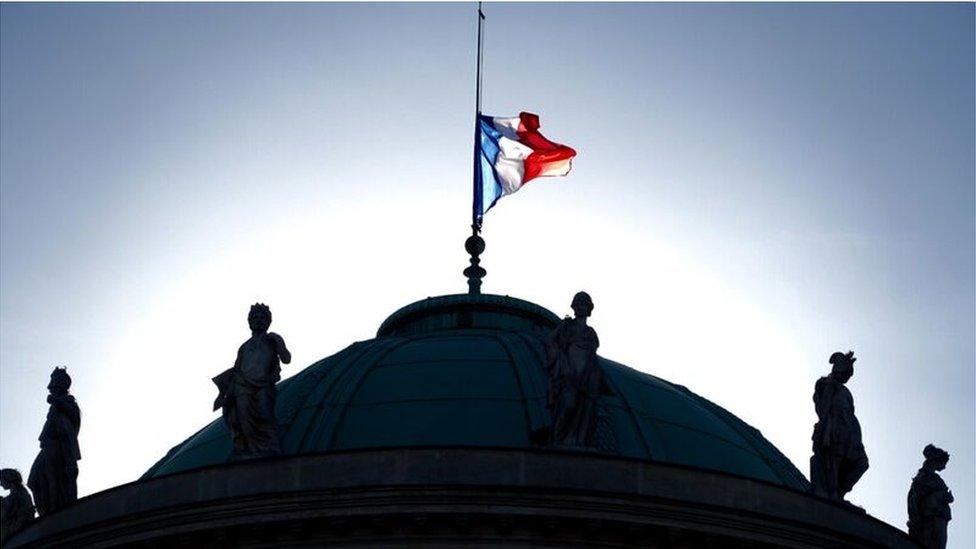 Y 'Tricolore' ar hanner mast ar do'r Musée d'Orsay ym Mharis