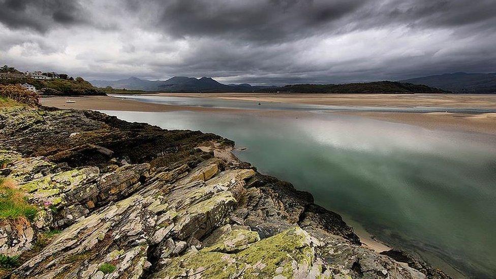 Mae Borth-y-gest ger Porthmadog wedi bod yn gyrchfan boblogaidd i ymwelwyr ers degawdau