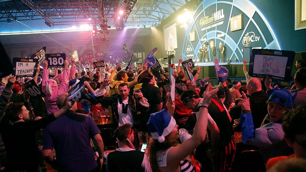 A darts crowd