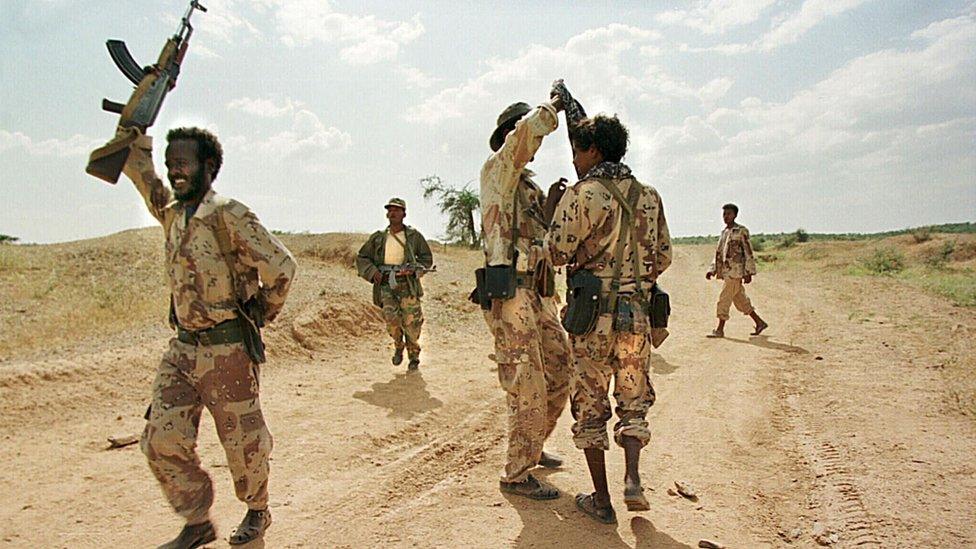 Eritrean soldiers pictured 22 September 1999 during training at the Tsorona front line, south of Asmara