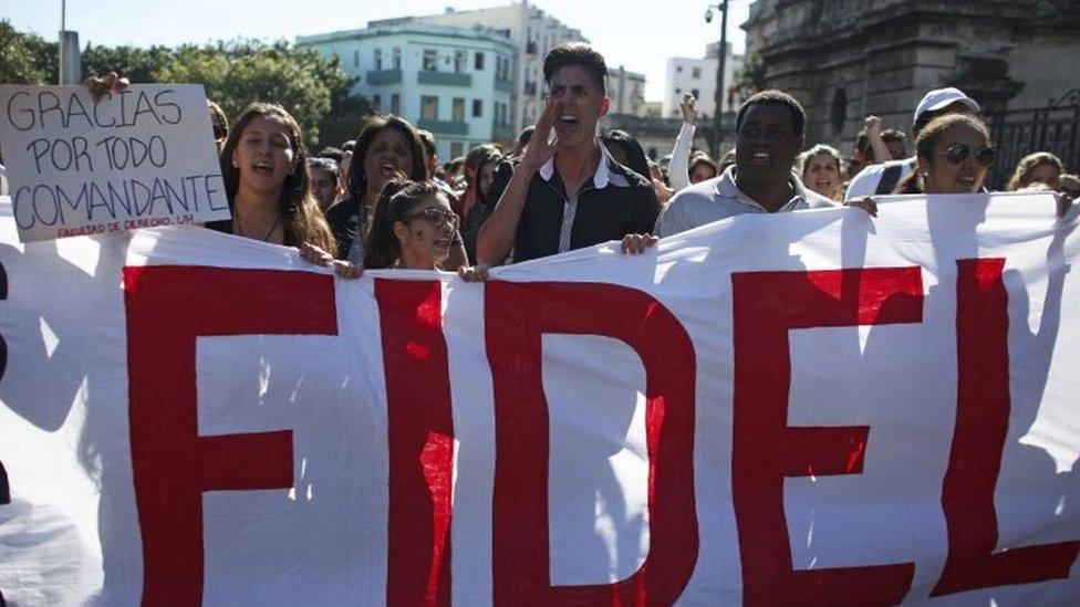 Students of Havana University pay tribute to late President Fidel Castro as they march to Revolution Square in Havana (28 November 2016)