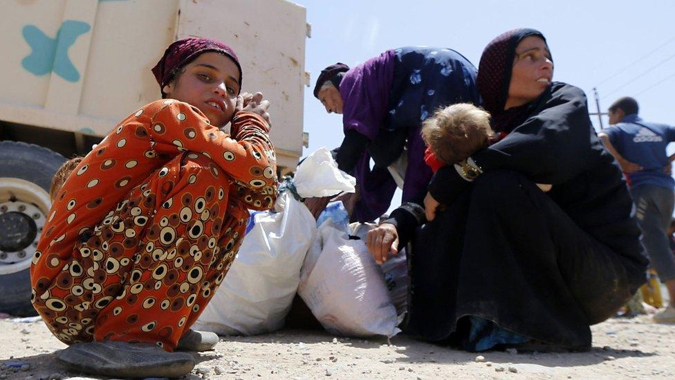 Displaced Iraqis arrive at the Hammam al-Alil, south of Mosul, after fleeing their homes in the city's western al-Saha neighbourhood during the government forces ongoing battle to retake the area from Islamic State (IS) group fighters on May 28, 2017.