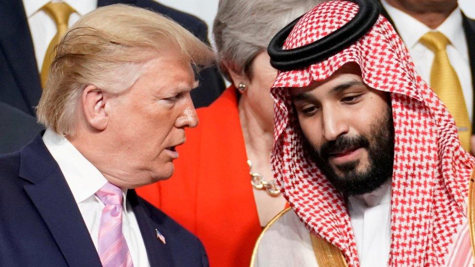 US President Donald Trump speaks with Saudi Arabia's Crown Prince Mohammed bin Salman during a photo session at the G20 summit in Osaka, Japan (28 June 2019)