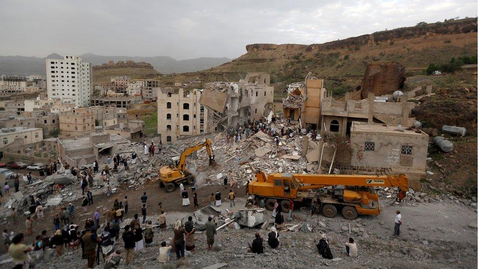 People search under rubble of a house destroyed by a Saudi-led air strike in Sanaa, Yemen (August 25, 2017)