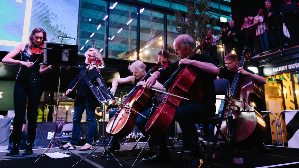 The London Mozart Players.