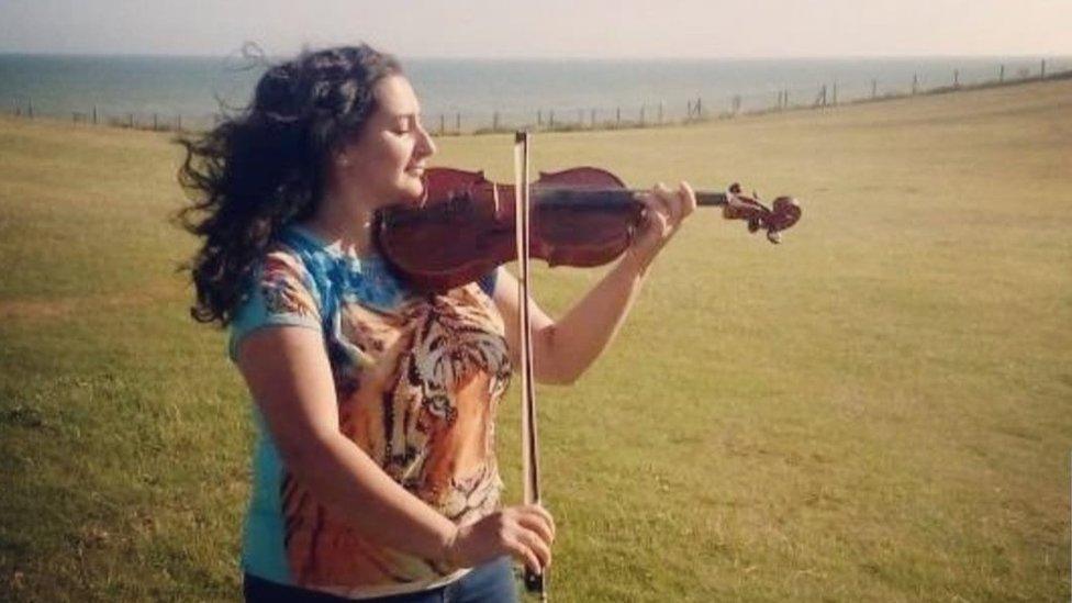 Raghad Haddad playing the viola