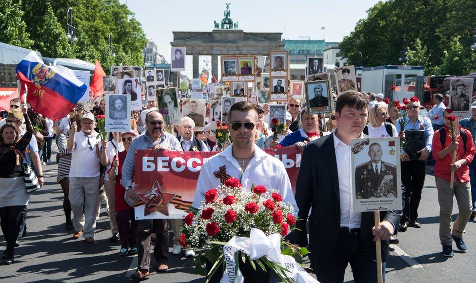 Members of the initiative the "Immortal Regiment" walk along Strasse des 17. Juni to the Russian monument in Berlin, Germany, 09 May 2016