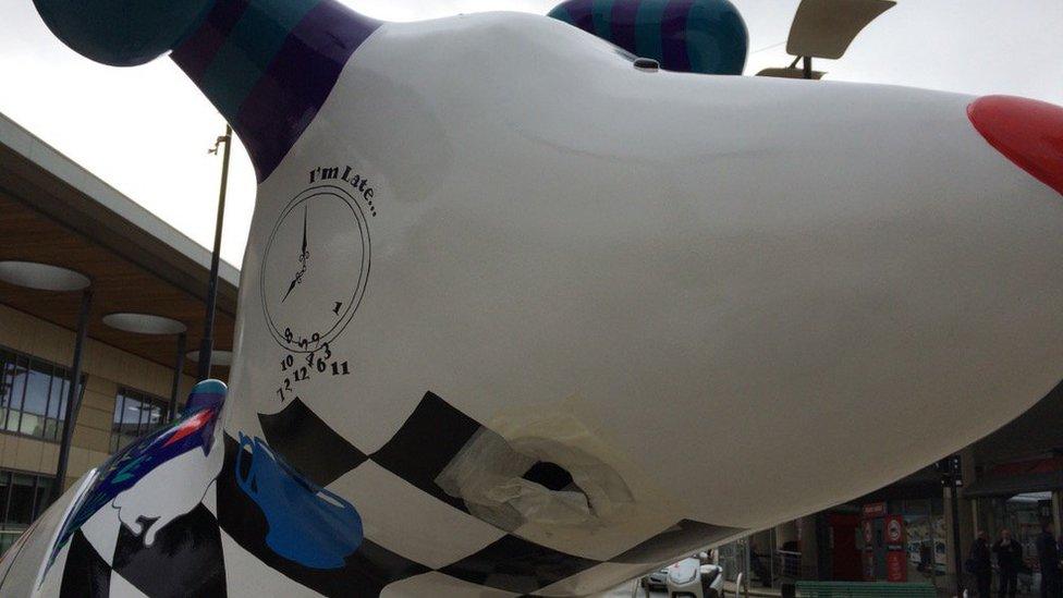 A Sunderland snowdog with damage to its head