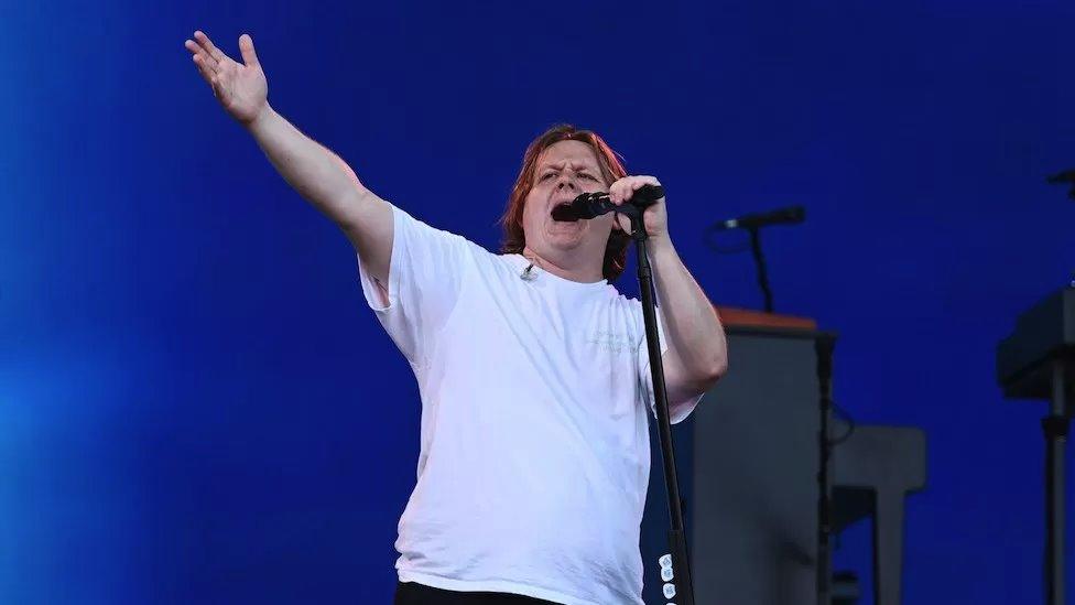 Lewis Capaldi ar lwyfan Pyramid yng ngŵyl Glastonbuy eleni