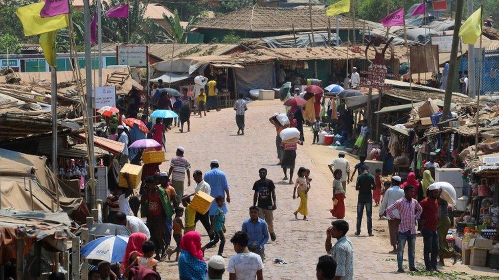 Refugees in market area of Ukhia camp - 24 March