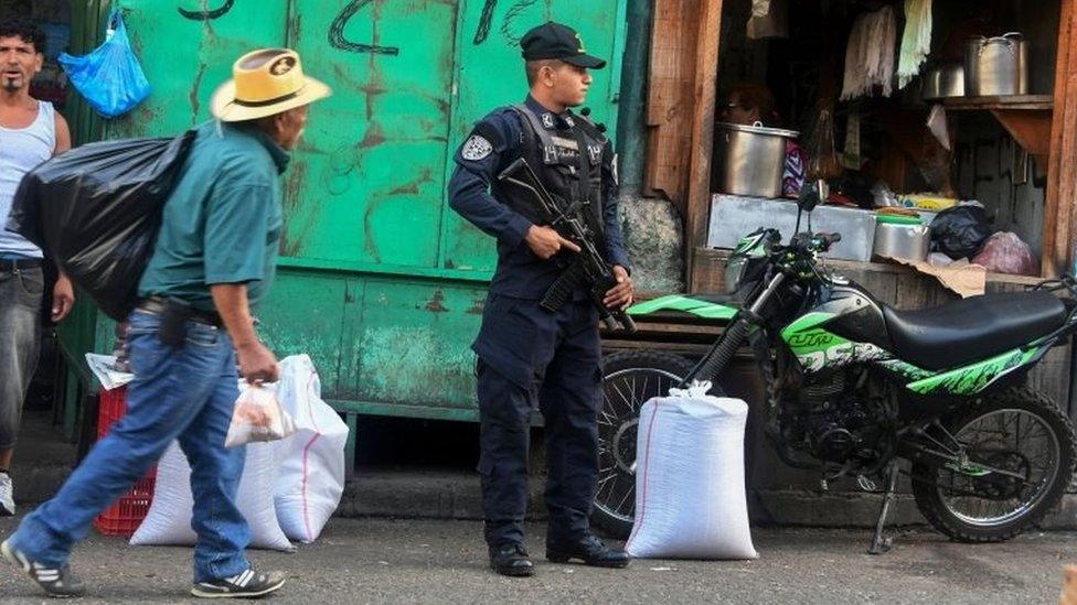 A policeman stands guard in Tegucigalpa on November 21, 2017