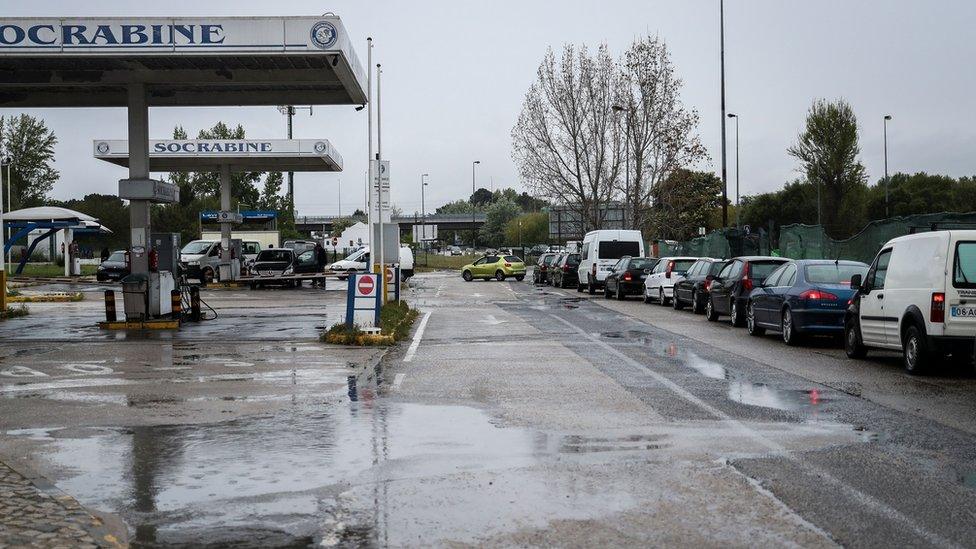 Cars queue at a gas station on April 17, 2019 in Seixal, in the outskirts of Lisbon