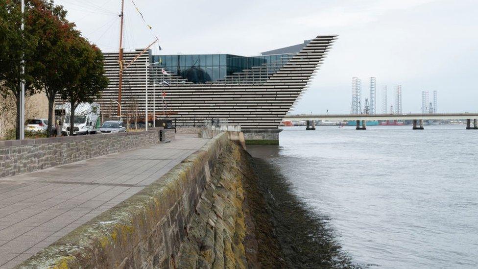 river tay near discovery point in dundee