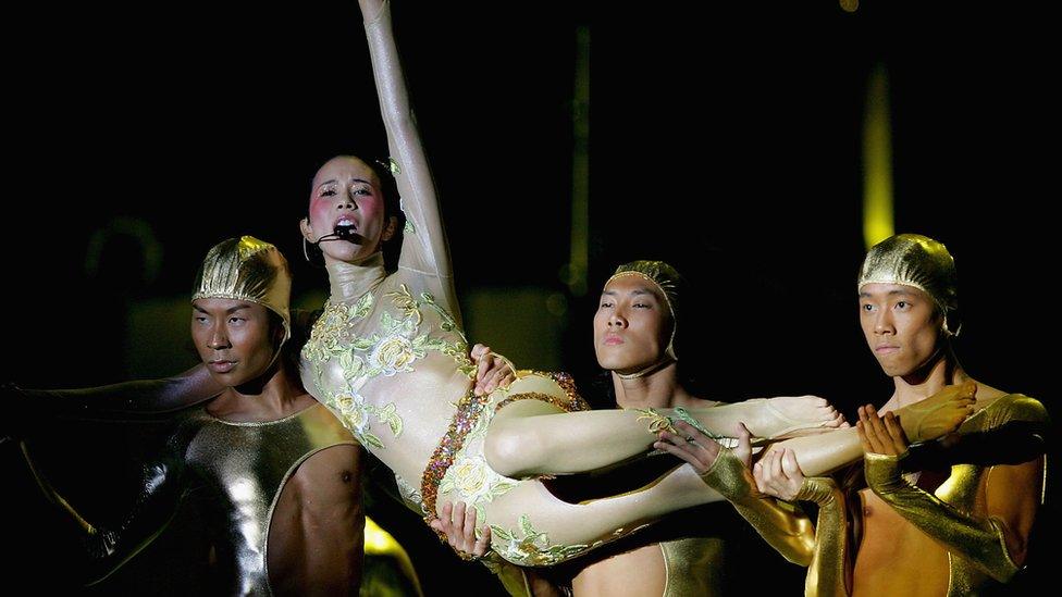 Hong Kong star Karen Mok performs during her concert on September 24, 2005 in Chengdu of Sichuan Province, China.