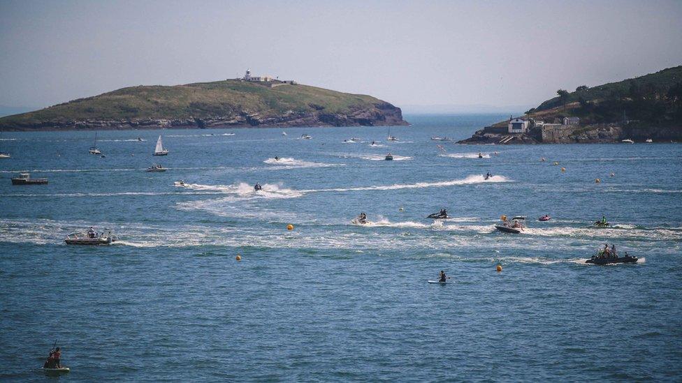 Nifer o gychod yn y môr ger Abersoch