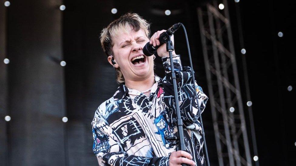 Conor Mason singing with Nothing But Thieves in concert