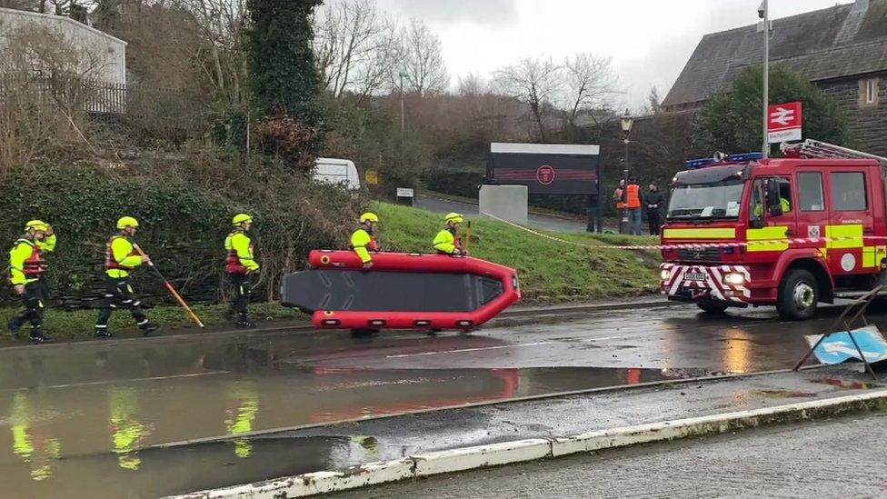 Swyddogion tân ac achub ym Machynlleth