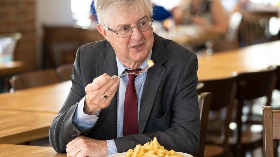 Mark Drakeford ar ymweliad i fwyty yng Nghwmbran