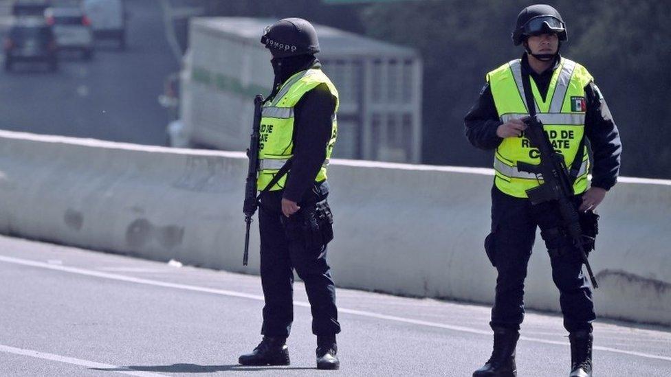 Mexican checkpoint after Guzman's escape