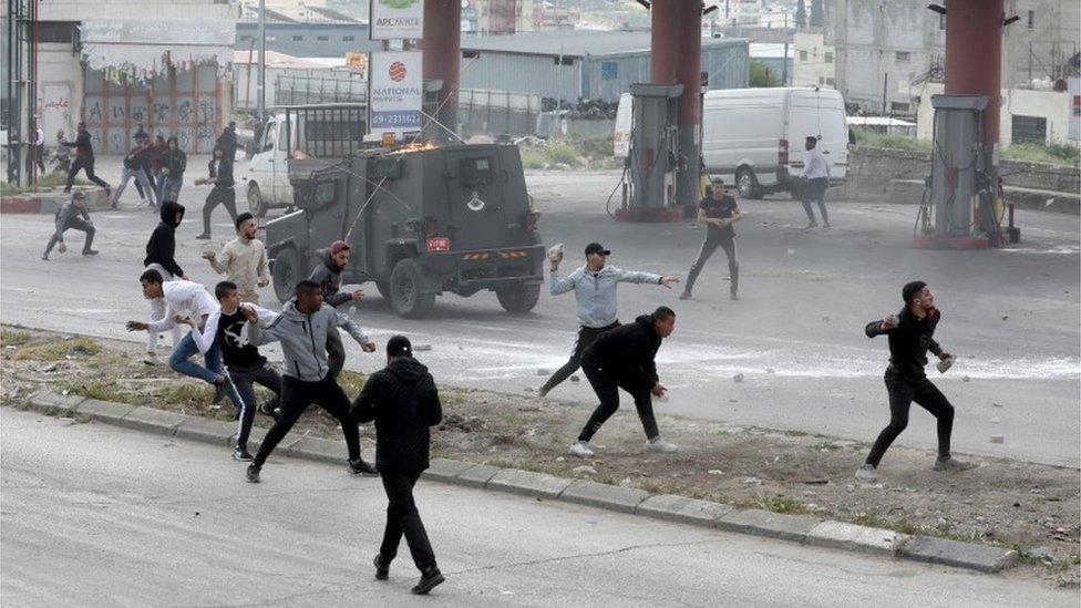 Palestinians throw stones at Israeli military vehicle in Nablus (13/04/22)