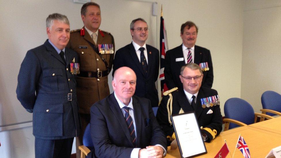 Chief Minister Howard Quayle MHK and Juan Watterson SHK with representatives of the armed forces