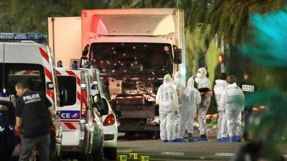 French police and forensic officers stand next to the lorry used in the Nice attack (15 July 2016)