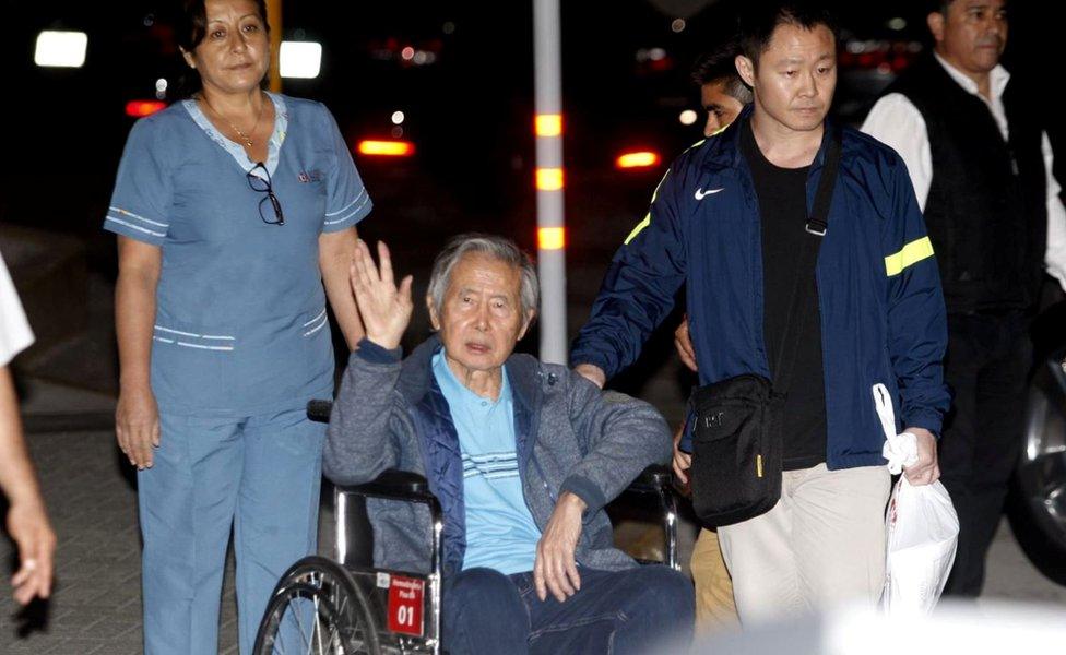 Alberto Fujimori, accompanied by his son Kenji Fujimori, leaves the hospital in Lima, 5 January 2018