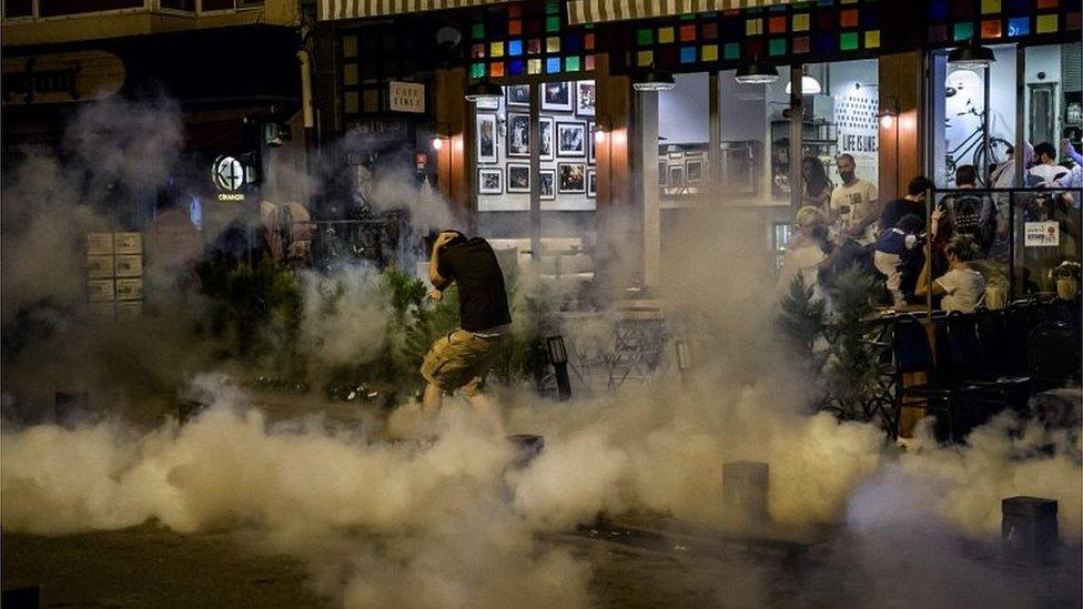 Protester runs from tear gas fired by police 18/06/2016