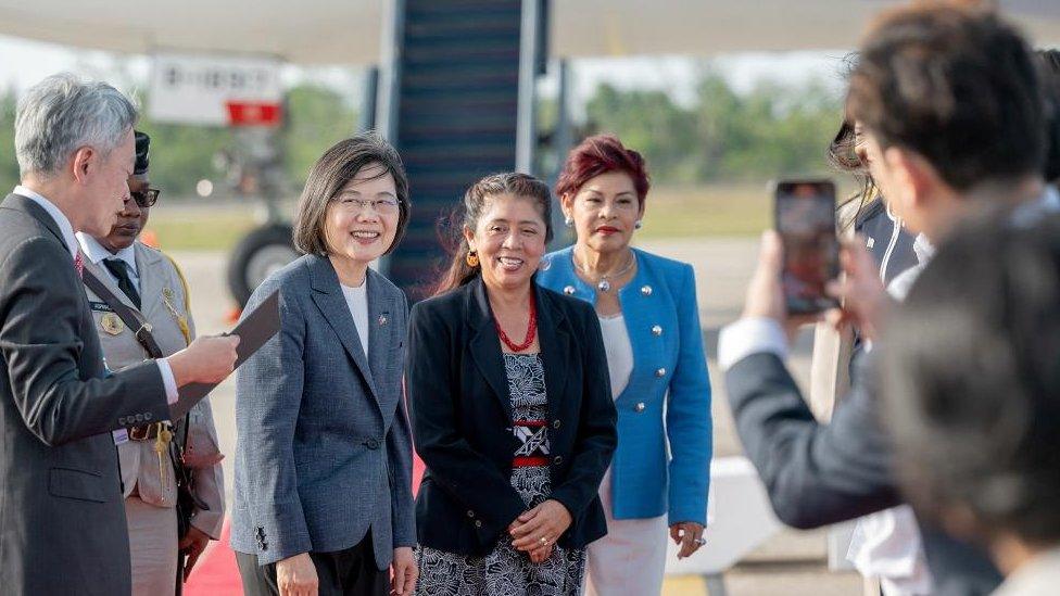 Tsai Ing-wen greets well-wishers in Belize