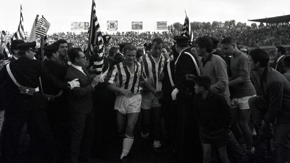 John Charles a Boniperti yn gadael y cae 1961