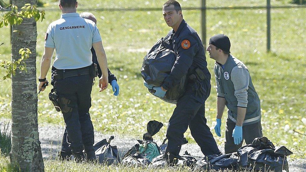 French police open Eta weapons cache in Saint-Pee-sur-Nivelle, near Bayonne, France (8 April)