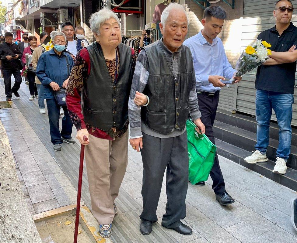 Mourners queue to honour Li