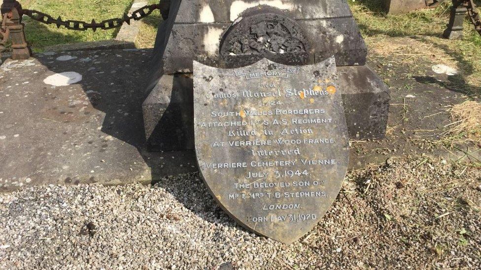 A memorial to Lt Stephens on the family grave at Moriah Chapel, Llansteffan