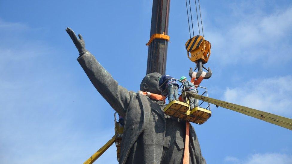 Monument being dismantled