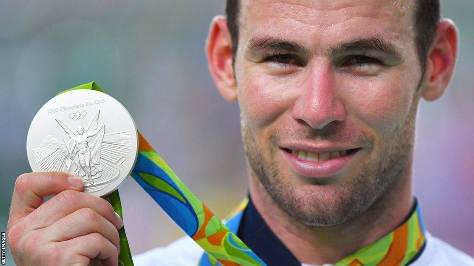 Mark Cavendish shows off Olympic silver medal