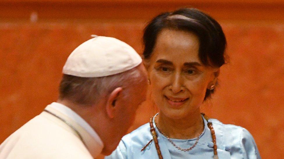 Aung San Suu Kyi (R) looks at Pope Francis