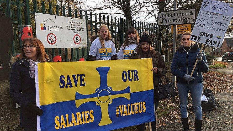 Teaching assistants protest at a roadside