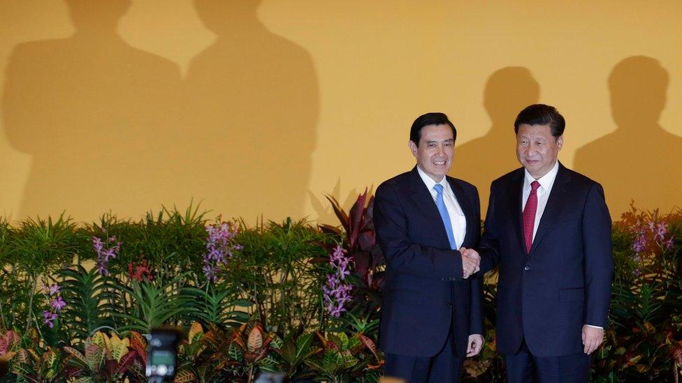 Chinese President Xi Jinping (right) and Taiwanese President Ma Ying-Jeou (left) shaking hands at the Shangri-La Hotel in Singapore on 7 November