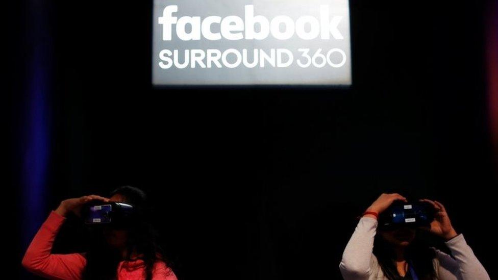 Attendees use Oculus virtual reality headset during the annual Facebook F8 developers conference in San Jose (18 April 2017)